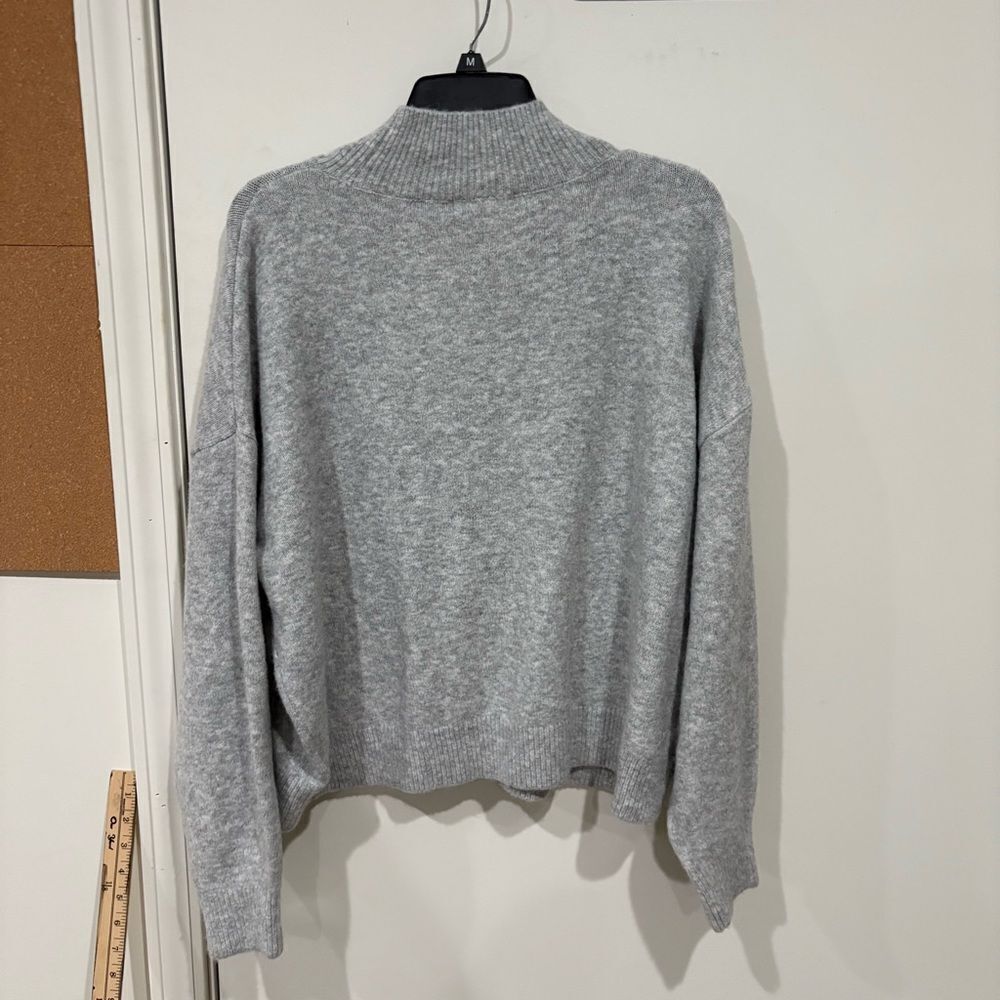 H&M Gray Turtleneck Sweater with Ribbed Trim Size XL - Picture 4 of 4